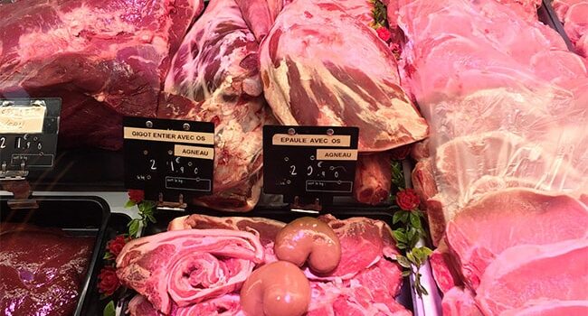 Carrefour Puylaurens butcher shop display case with roller labels