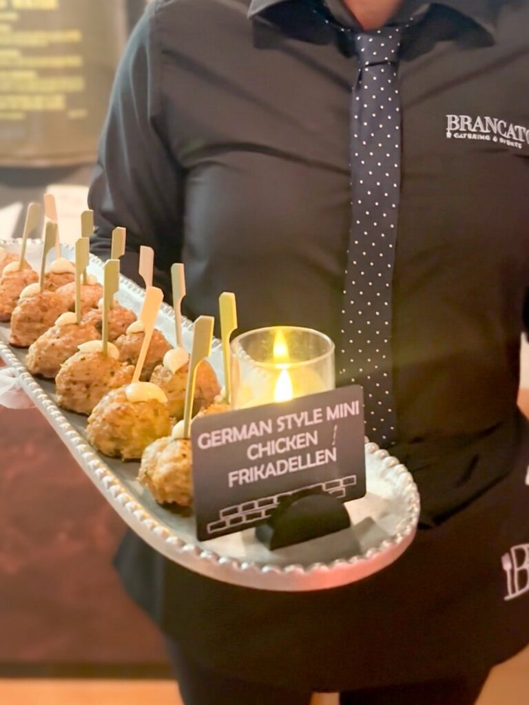 Bandeja de aperitivos presentada con una etiqueta alimentaria personalizada creada con Edikio Guest Flex.