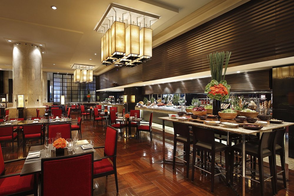 Menús personalizados del hotel impresos con Edikio Guest y exhibidos en el restaurante tipo bufé y en el salón ejecutivo del InterContinental Shanghai Pudong.